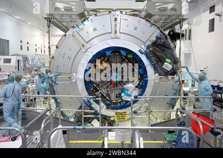 KENNEDY SPACE CENTER, FLA. - I tecnici dell'impianto di elaborazione della stazione spaziale completano l'attacco di una gru al modulo della stazione spaziale Internazionale nodo 2. Il modulo viene spostato da un banco di lavoro a un contenitore di carico utile per il trasferimento all'edificio operazioni e cassa. In questo caso verrà sottoposto a una prova di tenuta dell'elemento. L'installazione del Node 2 della NASA denota lo stadio U.S. Core completo dell'assemblaggio della stazione spaziale Internazionale e aumenta lo spazio abitativo e di lavoro all'interno della stazione a circa 18.000 piedi cubi. Consentirà inoltre l'aggiunta di laboratori internazionali da Foto Stock