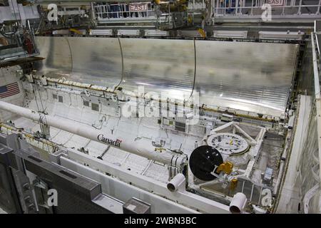 CAPE CANAVERAL, Ban. – Nell'Orbiter Processing Facility-1 del Kennedy Space Center della NASA in Florida, sono in corso i preparativi per chiudere le porte della stiva di carico dello Space Shuttle Discovery per l'ultima volta durante le attività di transizione e ritiro del programma Space Shuttle. Dopo la chiusura delle portiere, il veicolo viene spento per l'ultima volta. Discovery è in fase di preparazione per l'esposizione pubblica presso il National Air and Space Museum Steven F. Udvar-Hazy Center di Chantilly, Virginia, nel 2012. Foto Stock