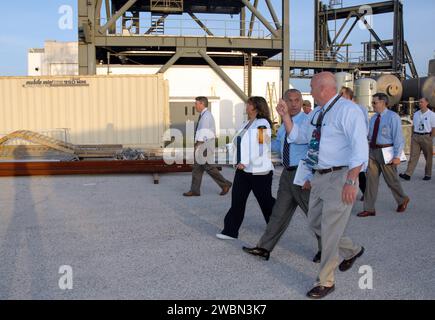 CAPE CANAVERAL, Ban. – L'amministratore della NASA Charles Bolden (il secondo da destra) inizia un tour del Kennedy Space Center della NASA in Florida con una sosta al Launch Equipment test Facility, o LETF. Ad accompagnarlo ci sono Tina Palacios (a sinistra) e il direttore del centro Bob Cabana (dietro Eric Ernst, manager Kennedy LETF). Bolden è stato anche a Kennedy per diversi eventi, tra cui l'atterraggio della missione STS-127 dello Space Shuttle Endeavour e la firma dell'accordo congiunto NASA-Japan Aerospace Exploration Agency che definisce i termini di cooperazione tra le agenzie sulla misurazione globale delle precipitazioni, o Foto Stock