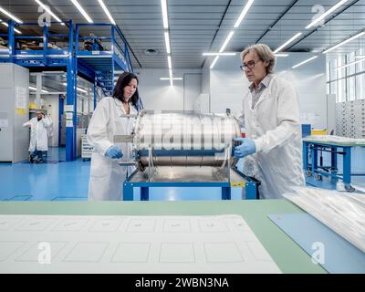 Mentre gli ingegneri in Europa continuano a equipaggiare il modulo di servizio della navicella spaziale Orion per Artemis i in preparazione per la spedizione al Kennedy Space Center della NASA in Florida il prossimo anno, stanno già iniziando i lavori sul modulo di servizio che alimenterà, promuoverà, raffreddare e fornire aria e acqua per la prima missione con equipaggio nella navicella Orion nei primi anni '2020 Il 19 settembre 2017, i tecnici della Thales Alenia di Torino, in Italia, lavorano sulla struttura primaria del modulo di servizio europeo che trasporterà gli astronauti in Orion Beyond the Moon durante Artemis II ESA (Agenzia spaziale europea) e suoi contraenti Foto Stock