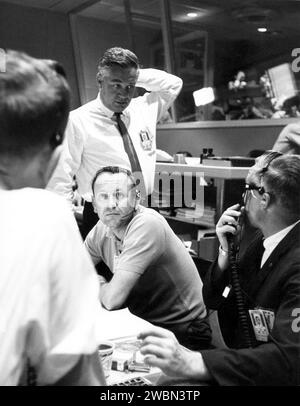 CAPE CANAVERAL, Ban. All'interno del Mercury Mission Control, Walter C. Williams in piedi, direttore associato per le operazioni del progetto Mercury, e Christopher Kraft seduto, a sinistra, direttore di volo, lavora nel controllo di volo mentre si prende la decisione di far salire l'astronauta Mercury Gordon Cooper a bordo della sua navicella, Faith 7, su tutte le 22 orbite. Il lancio ha avuto luogo il 15 maggio 1963. Il Mercury Mission Control Center in Florida ha svolto un ruolo chiave nel primo programma di volo spaziale degli Stati Uniti. Situato presso la Cape Canaveral Air Force Station, la parte originale dell'edificio è stata costruita tra il 1956 e il 1958, Foto Stock