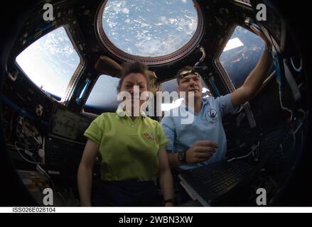 ISS026-e-028104 (18 febbraio 2011) -- - l'astronauta dell'Agenzia spaziale europea Paolo Nespoli e l'astronauta della NASA Catherine (Cady) Coleman, entrambi ingegneri di volo della Expedition 26, operano i controlli Canadarm2 all'interno della Cupola della stazione spaziale Internazionale per trasferire il veicolo giapponese Kounotori2 H-II Transfer Vehicle (HTV2) dal porto Nadir del nodo Harmony al porto Zenith di Harmony. Foto Stock