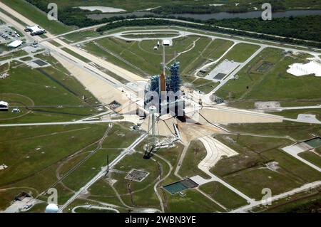 KENNEDY SPACE CENTER, FLA. - Una vista aerea del Launch Pad 39B e dell'area circostante al Kennedy Space Center della NASA, che mostra lo Space Shuttle Discovery al centro. Questa è una di una serie di foto scattate in cross-cockpit da un Gulfstream 2 della NASA. Foto Stock