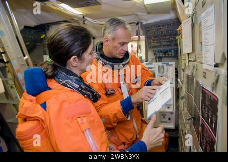 FOTO DATA: 05-20-09 LUOGO: Bldg 5, Fixed Based Simulator OGGETTO: STS-128 Preflight Training Foto Stock