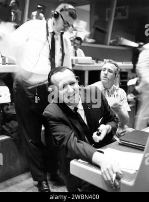 CAPE CANAVERAL, Ban. All'interno di Mercury Mission Control, Christopher Kraft, direttore di volo di Mercury, siede alla sua console durante i preparativi per il lancio di Faith 7 dell'astronauta Gordon Cooper, avvenuto il 15 maggio 1963. Il Mercury Mission Control Center in Florida ha svolto un ruolo chiave nel primo programma di volo spaziale degli Stati Uniti. Situata presso Cape Canaveral Air Force Station, la parte originale dell'edificio fu costruita tra il 1956 e il 1958, con aggiunte nel 1959 e nel 1963. La struttura è stata ufficialmente trasferita alla NASA il 26 dicembre 1963, e ha servito come controllo di missione durante tutto il Proj Foto Stock