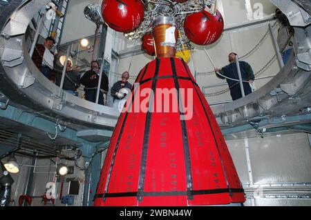 KENNEDY SPACE CENTER, FLA. - All'interno della torre di servizio mobile sul Launch Pad 17-B, Cape Canaveral Air Force Station, i lavoratori della Boeing osservano il secondo stadio del Delta II abbassato verso il razzo sottostante. Il componente verrà ricollegato all'adattatore interstadio sul Delta II Il razzo è il veicolo di lancio della sonda Deep Impact, prevista per il decollo non prima del 12 gennaio. Una missione della NASA, Deep Impact, esplorerà sotto la superficie della Cometa Tempel 1 il 4 luglio 2005, quando la cometa si trova a 83 milioni di miglia dalla Terra, e rivelerà i segreti del suo interno. Dopo aver rilasciato un 3- Foto Stock