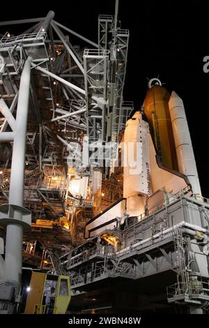 CAPE CANAVERAL, Ban. – Sul Launch Pad 39A al Kennedy Space Center della NASA in Florida, i tecnici nella cabina di controllo (in basso a sinistra) iniziano a allontanare la struttura di servizio rotante, o RSS, dallo Space Shuttle Endeavour. La prima mozione era alle 23:00. Il rollback è in preparazione per il decollo dell'Endeavour nella missione STS-127 con un equipaggio di sette persone. Questo è il terzo tentativo di lancio per la missione STS-127. I primi due tentativi, il 13 e il 17 giugno, furono sgomberati quando si verificò una perdita di idrogeno durante l'autocisterna a causa di una placca ombelicale a terra disallineata. Endeavour consegnerà t Foto Stock