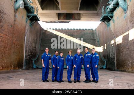 L'equipaggio della STS-114 ispeziona la fossa di fiamma al Launch Pad 39B, una struttura in cemento e mattoni refrattari lunga 490 piedi, larga 58 piedi e profonda 42 piedi. Il deflettore di fiamma in acciaio a V protegge l'orbiter e i booster, con deflettori mobili aggiuntivi per la sicurezza. L'equipaggio visita il Kennedy Space Center per le attività dei test dimostrativi di conto alla rovescia prima del primo ritorno alla missione di volo, STS-114, in programma dal 13 al 31 luglio. Foto Stock
