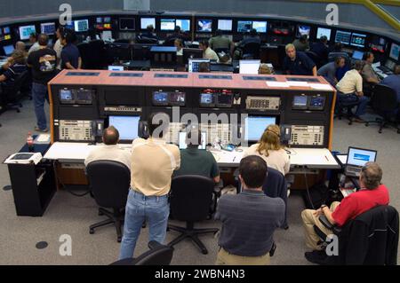 CAPE CANAVERAL, Ban. – Nel Launch Control Center del NASA Kennedy Space Center, i membri del team di missione Ares i-X della NASA monitorano i dati nella sala di lancio mentre il razzo subisce il suo primo avvio. Parte del programma Constellation, l'Ares i-X è il veicolo di prova per l'Ares i, che è il nucleo essenziale di un sistema di trasporto spaziale che alla fine porterà le missioni con equipaggio sulla luna, su Marte e nel sistema solare. Il test di volo Ares i-X è previsto per ottobre 31. Foto Stock