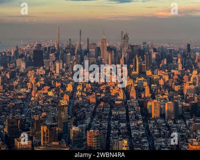 Vista panoramica aerea sullo skyline di New York, tramonto invernale, vista dal ponte dell'Osservatorio One World al One World Trade Center Foto Stock