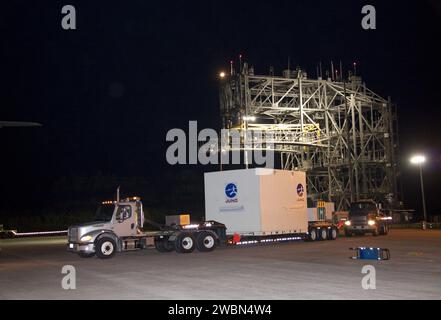 I contenitori che contengono la navicella spaziale Juno della NASA e l'antenna ad alto guadagno sono stati fissati su un camion presso lo Shuttle Landing Facility del Kennedy Space Center in Florida per il trasporto ad Astrotech a Titusville, preparando la navicella ad energia solare per il lancio per studiare Giove 33 volte e indagare sulla sua struttura, atmosfera, magnetosfera e potenziale nucleo solido. Foto Stock