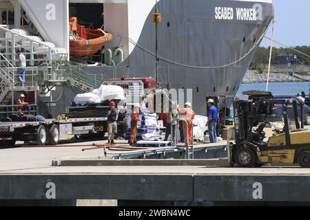Due motori F-1 del primo stadio dei razzi Saturn V utilizzati nelle missioni Apollo della NASA verso la Luna furono recuperati da 14.000 piedi sott'acqua nell'Oceano Atlantico dal team di Jeff Bezos e arrivarono a Port Canaveral per essere restaurati e esposti al pubblico il 22 marzo 2023. Foto Stock
