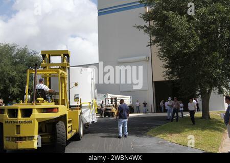 CAPE CANAVERAL, Ban. – Un operatore di carrelli elevatori sposta la sonda A Radiation Belt Storm della NASA, racchiusa in un container protettivo, verso la porta aperta dell'impianto di trattamento del carico utile Astrotech vicino al Kennedy Space Center della NASA in Florida, dove i tecnici dell'Applied Physics Laboratory inizieranno i test di veicoli spaziali e i preparativi per il prelancio. La navicella spaziale gemella RBSP è arrivata al Kennedy's Shuttle Landing Facility nella stiva di un aereo C-17 dell'aeronautica statunitense all'inizio della giornata. La missione RBSP ci aiuterà a capire l’influenza del sole sulla Terra e sullo spazio vicino alla Terra studiando Th Foto Stock