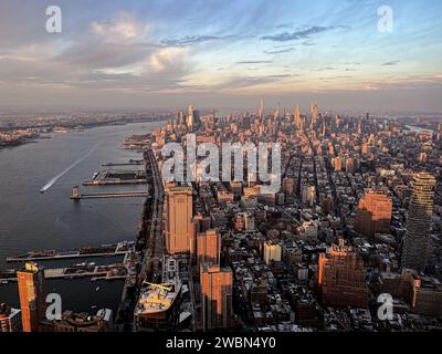 Vista panoramica aerea sullo skyline di New York e sul fiume Hudson dal ponte dell'Osservatorio One World al One World Trade Center, tramonto invernale Foto Stock