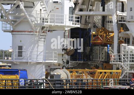Il team di Jeff Bezos recuperò due motori F-1 dal primo stadio dei razzi Saturn V utilizzati nelle missioni Apollo dall'Oceano Atlantico; i motori saranno ripristinati per essere esposti al pubblico. Foto Stock