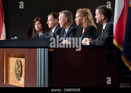 I membri dell'equipaggio della STS-135, tra cui il comandante Chris Ferguson, il pilota Doug Hurley, e gli specialisti della missione Sandy Magnus e Rex Walheim, sono ritratti con la moderatrice degli affari pubblici Nicole Cloutier durante una conferenza stampa pre-volo al Johnson Space Center della NASA. Foto Stock