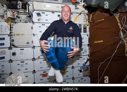 S132-e-007185 (15 maggio 2010) --- l'astronauta della NASA Garrett Reisman, specialista della missione STS-132, sfrutta l'ambiente senza peso sul ponte centrale dello Space Shuttle Atlantis orbitante sulla Terra per essere creativo con la sua postura durante le attività del giorno 2 del volo. Foto Stock