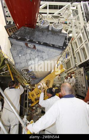 CAPE CANAVERAL, Ban. - Nell'Orbiter Processing Facility-2 al Kennedy Space Center della NASA in Florida, i lavoratori usano una gru per afferrare il sistema di manovra orbitale destro della Discovery, o OMS, pod per la rimozione. Verrà poi trasportato alla struttura di manutenzione Hypergol. La rimozione fa parte del processo di transizione e ritiro del Discovery. Il lavoro svolto su Discovery dovrebbe aiutare i progettisti di razzi a costruire veicoli spaziali di nuova generazione e preparare lo shuttle per il futuro pubblico. Foto Stock