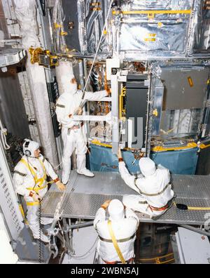 KENNEDY SPACE CENTER, FLA. -- i tecnici nella sala di sostituzione del carico utile al Launch Pad 39B stanno rimuovendo le batterie dal telescopio spaziale Hubble per ricaricarle. I due set di sei batterie verranno portati al laboratorio batterie all'interno dell'edificio di assemblaggio del veicolo per 130 ore di ricarica, quindi reinstallati nel telescopio. La ricarica si rese necessaria quando il primo tentativo di lancio della missione STS-31 dello Space Shuttle fu cancellato il 10 aprile. Un secondo tentativo è previsto per il 24 aprile alle 8 31 EDT. Foto Stock