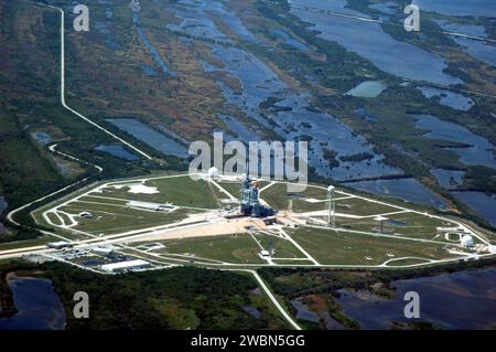 KENNEDY SPACE CENTER, FLA. - Una vista aerea del Launch Pad 39B e dell'area circostante al Kennedy Space Center della NASA, che mostra lo Space Shuttle Discovery al centro. Questa è una di una serie di foto scattate in cross-cockpit da un Gulfstream 2 della NASA. Foto Stock