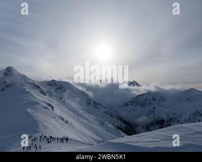 Nebbia innevata o tormenta sulla cima del monte Tatras in inverno. Sentiero escursionistico con turisti, luogo popolare in Polonia, Kasprowy Wierch. Foto Stock