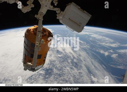 ISS027-e-008748 (28 marzo 2011) --- rovesciato dall'orizzonte della Terra e dalla oscurità dello spazio, il Canadarm2 della stazione spaziale Internazionale libera il veicolo di trasferimento Kounotori2 H-II (HTV2), non pilotato dalla Japan Aerospace Exploration Agency, pieno di rifiuti e oggetti non necessari, in preparazione al suo rilascio dalla stazione. L'astronauta NASA Cady Coleman e l'astronauta dell'Agenzia spaziale europea Paolo Nespoli, entrambi ingegneri di volo della Expedition 27, hanno utilizzato il braccio robotico della stazione per afferrare l'HTV2 e sganciarlo dal porto di fronte alla Terra del nodo Harmony. La nave cargo fu rilasciata alle 11:46 del mattino (e Foto Stock