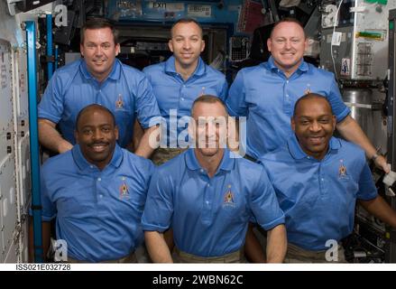 ISS021-e-032728 (24 novembre 2009) --- i membri dell'equipaggio STS-129 posano per un ritratto a seguito di una conferenza stampa congiunta con i membri dell'equipaggio della Expedition 21 (fuori dal telaio) del laboratorio Destiny della stazione spaziale Internazionale mentre lo shuttle Atlantis rimane ancorato alla stazione. Nella foto in prima fila ci sono gli astronauti Charles O. Hobaugh (al centro), comandante; insieme a Leland Melvin (a sinistra) e Robert L. Satcher Jr., entrambi specialisti di missione. Nella terza fila sono raffigurati gli astronauti Barry E. Wilmore (a destra), pilota; insieme a Mike Foreman (a sinistra) e Randy Bresnik, entrambi specialisti di missione. Foto Stock