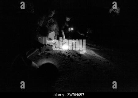 CAPE CANAVERAL, Ban. -- le uova di tartaruga in via di estinzione, portate dalle spiagge lungo la costa settentrionale del Golfo degli Stati Uniti, vengono rilasciate nell'Oceano Atlantico a Playalinda Beach, adiacente al Merritt Island National Wildlife Refuge all'interno del Kennedy Space Center della NASA in Florida. Il lavoro di rilascio e trasferimento fa parte di uno sforzo da parte dello U.S. Fish and Wildlife Service, della Florida Fish and Wildlife Conservation Commission, del National Park Service, del NOAA, della FedEx e dei conservazionisti per contribuire a ridurre al minimo il rischio per i cuoi di tartarughe marine di quest'anno a causa degli impatti del BP Deepwate Foto Stock