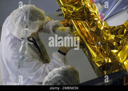 Un tecnico regola il controllo dell'array solare sulla navicella spaziale Aquarius/SAC-D durante i test di implementazione presso la Space Systems International Payload Processing Facility presso la Vandenberg Air Force base, California. Dopo i test, la navicella spaziale sarà integrata con un razzo Delta II della United Launch Alliance per un lancio a giugno. Aquarius, lo strumento costruito dalla NASA, misurerà la salinità della superficie oceanica per sostenere la ricerca sul clima in una missione triennale. Foto Stock
