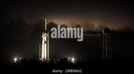 Le tempeste distanti illuminano il cielo notturno dietro un razzo SpaceX Falcon 9 con la navicella spaziale Crew Dragon della compagnia a bordo del Launch Complex 39A mentre i preparativi per la missione Demo-2, venerdì 29 maggio 2020, al Kennedy Space Center della NASA in Florida. La missione SpaceX Demo-2 della NASA è il primo lancio con gli astronauti della navicella spaziale SpaceX Crew Dragon e del razzo Falcon 9 sulla stazione spaziale Internazionale come parte del Commercial Crew Program dell'agenzia. Il volo di prova serve come dimostrazione end-to-end del sistema di trasporto dell’equipaggio di SpaceX. Robert Behnken e Douglas Hurley sono sche Foto Stock