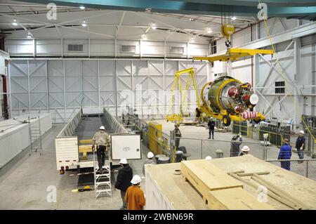 BASE AERONAUTICA DI VANDENBERG, CALIFORNIA. – Il secondo stadio per la missione Orbiting Carbon Observatory-2 della NASA, o OCO-2, è sospeso dal soffitto dell'alta baia dell'hangar dell'edificio 836 sulla Vandenberg Air Force base in California dopo la sua rimozione dal rimorchio di trasporto in cui è arrivato. OCO-2 è previsto per il lancio a bordo di un razzo Delta II della United Launch Alliance dallo Space Launch Complex 2 a luglio. Il secondo stadio del razzo inserirà OCO-2 in un'orbita polare terrestre. L'OCO-2 raccoglierà precise misurazioni globali dell'anidride carbonica nell'atmosfera terrestre e fornirà allo scienziato Foto Stock