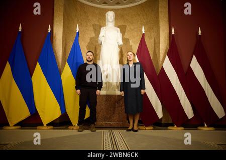 Riga, Lettonia. 11 gennaio 2024. Il presidente ucraino Volodymyr Zelenskyy, a sinistra, si trova con il primo ministro lettone Evika Silina, a destra, prima di un incontro bilaterale al Palazzo di giustizia, l'11 gennaio 2024 a riga, in Lettonia. Credito: Ucraina Presidenza/Ufficio stampa presidenziale ucraino/Alamy Live News Foto Stock