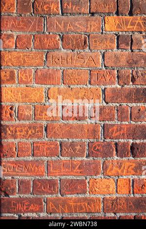 Nomi graffiati su un Brick Wall a Bedford Foto Stock