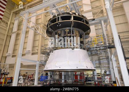 Il modello di test strutturale del modulo di servizio europeo è installato sull'adattatore per veicoli spaziali Orion e testato alla stazione Plum Brook della NASA in Ohio per vibrazioni, acustiche e shock il 23 gennaio 2016. Foto Stock