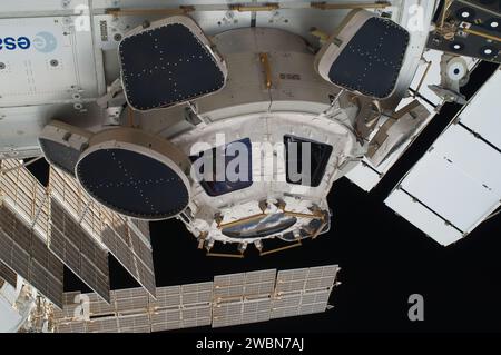 ISS028-e-016231 (12 luglio 2011) --- questa vista del 12 luglio mostra la Cupola, retroceduta contro l'oscurità dello spazio e alcune parti dei pannelli solari, sulla stazione spaziale Internazionale. In alcune delle immagini di questa serie, i volti di molti membri dell'equipaggio dell'Atlantis STS-135 e della Expedition 28 possono essere visti nelle finestre della Cupola. Foto Stock