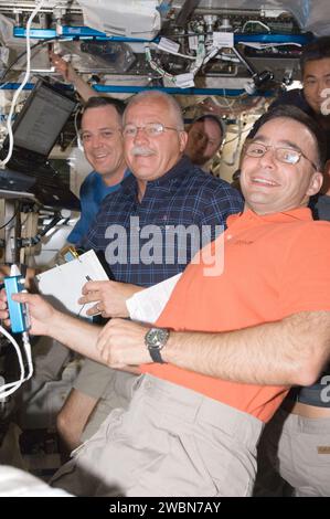 ISS018-e-041492 (20 marzo 2009) --- i membri dell'equipaggio della stazione spaziale Internazionale sono impegnati in vari compiti nel laboratorio Destiny mentre lo Space Shuttle Discovery rimane ancorato alla stazione. Nella foto sono raffigurati gli astronauti Lee Archambault (in primo piano), il comandante STS-119; John Phillips (centro) e Richard Arnold, entrambi specialisti della missione STS-119; insieme all'astronauta Michael Fincke (sfondo), comandante della Expedition 18; e Koichi Wakata (in alto a destra), ingegnere di volo della Japan Aerospace Exploration Agency (JAXA). Foto Stock