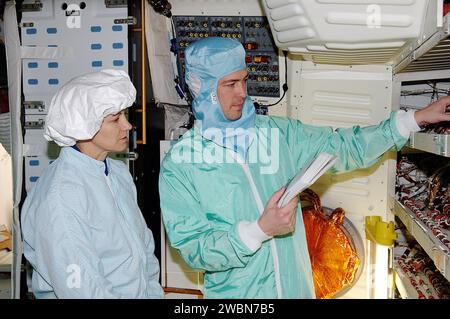 KENNEDY SPACE CENTER, FLA. - Il comandante della missione STS-114 Eileen Collins ottiene informazioni da Steve Contella (a destra), un ingegnere del Johnson Space Center. I membri dell'equipaggio STS-114 stanno familiarizzando con gli elementi del piano intermedio e superiore dell'orbiter Discovery, nell'ambito delle attività del CIT (Crew Equipment Interface test). Durante il CEIT, l'equipaggio ha l'opportunità di dare un'occhiata pratica all'orbiter e alle attrezzature con cui lavoreranno nella missione. Ritorno al volo la missione STS-114 trasporterà il modulo logistico multiuso Raffaello, pieno di rifornimenti per l'Internatio Foto Stock