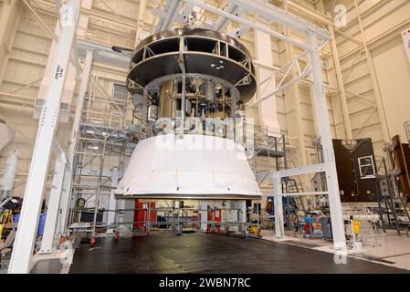 L'unità di test strutturale del modulo di servizio europeo è installata sotto l'adattatore Crew Module e valutata per le condizioni di vibrazione di lancio, acustica e shock alla stazione Plum Brook della NASA in Ohio il 23 gennaio 2016. Foto Stock