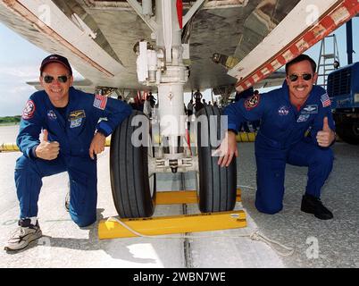 KENNEDY SPACE CENTER, BAN. - Dopo lo sbarco della missione STS-105, il pilota Frederick 'Rick' Sturckow (a sinistra) e il comandante Scott 'Doc' Horowitz danno un pollice in alto sotto l'orbiter Discovery seduto perpendicolarmente sulla linea centrale della pista 15 della Shuttle Landing Facility del KSC. Il touchdown della marcia principale è stato alle 2 22 58 EDT; arresto della ruota, alle 2 24 06 EDT. La missione STS-105 di 11 giorni, 21 ore e 12 minuti ha raggiunto gli obiettivi stabiliti per l'11 ° volo alla stazione spaziale Internazionale saltando l'equipaggio della stazione residente; consegna di attrezzature, forniture e esperimenti scientifici; e installazione di Foto Stock