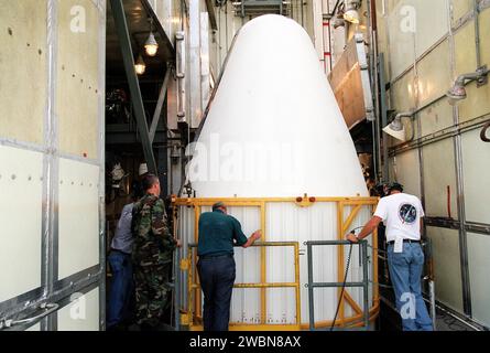 KENNEDY SPACE CENTER, BAN. Al Launch Complex 17-A, Cape Canaveral Air Force Station, la seconda parte della carenatura della sonda Genesis arriva in cima al gantry. La carenatura incapsulerà la navicella spaziale per proteggerla durante il lancio a bordo di un razzo Delta II. Genesis sarà in viaggio per catturare campioni degli ioni e degli elementi nel vento solare e riportarli sulla Terra affinché gli scienziati utilizzino per determinare l'esatta composizione del Sole e l'origine del sistema solare. Il progetto Genesis della NASA gestito dal Jet Propulsion Laboratory di Pasadena, California. Lockheed Martin Astr Foto Stock