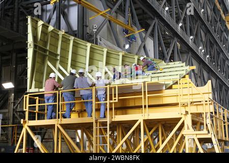 CAPE CANAVERAL, Ban. – All’interno del Vehicle Assembly Building presso il Kennedy Space Center della NASA in Florida, i tecnici della United Space Alliance preparano il cono di coda destro per l’accumulo sullo Space Shuttle Endeavour. Il cono di coda protegge i motori principali dello Space Shuttle durante i voli in traghetto sulla parte superiore dell'aereo Shuttle Carrier, o SCA. Il lavoro fa parte della transizione e del ritiro delle navette spaziali rimanenti, Endeavour e Atlantis. Endeavour è in fase di preparazione per l'esposizione pubblica al California Science Center di Los Angeles. Il suo volo in traghetto per la California è previsto per metà settembre. Endeavou Foto Stock