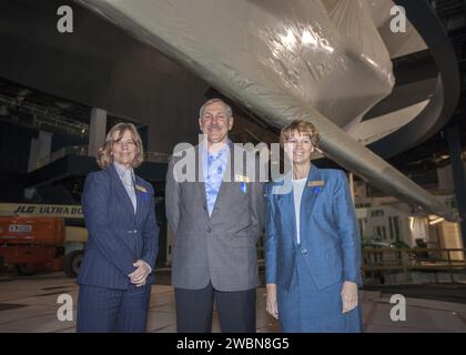 CAPE CANAVERAL, Ban. – Al Kennedy Space Center Visitor Complex della NASA in Florida, gli astronauti dello Space Shuttle, da sinistra, Bonnie Dunbar, Curt Brown ed Eileen Collins stanno insieme dopo essere stati inseriti nella U.S. Astronaut Hall of Fame. Si trovano sotto lo Space Shuttle Atlantis nella struttura dove sarà esposto a partire da giugno 29. La navetta è attualmente protetta da un involucro di plastica come contusione costituzionale. Questa induzione è il dodicesimo gruppo di astronauti dello Space Shuttle nominati per l'AHOF, e la prima volta due donne vengono indotte nello stesso momento. Gli indotti dell’anno sono stati Foto Stock