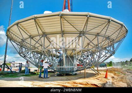 KENNEDY SPACE CENTER, FLA. - In un sito radar a North Merritt Island, Ban., l'antenna radar in banda C da 50 piedi è pronta per essere sollevata sulla sommità di una struttura di supporto. Il radar verrà utilizzato per le missioni dello Shuttle per tracciare i lanci e osservare i possibili detriti provenienti dallo Shuttle. Verrà utilizzato per la prima volta su STS-114. La finestra di lancio per la prima missione di ritorno al volo va dal 13 al 31 luglio. Foto Stock