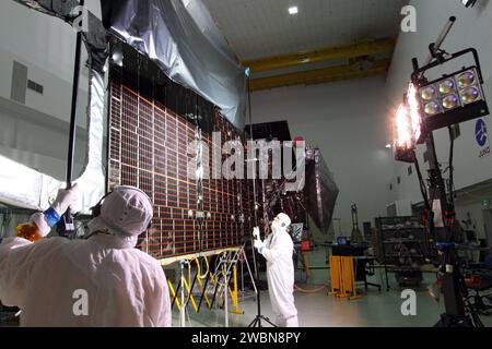 CAPE CANAVERAL, Ban. -- alla Astrotech Space Operations di Titusville, Flag., i tecnici conducono test di illuminazione sul pannello di array solare n. 1 con il suo braccio di magnetometro per la navicella spaziale Juno della NASA. Juno è programmato per il lancio a bordo di un Atlas V della United Launch Alliance da Cape Canaveral, Flag. 5 agosto. La navicella spaziale a energia solare orbita intorno ai poli di Giove 33 volte per scoprire di più sulle origini, la struttura, l'atmosfera e la magnetosfera del gigante del gas e indagare sull'esistenza di un solido nucleo planetario. Foto Stock