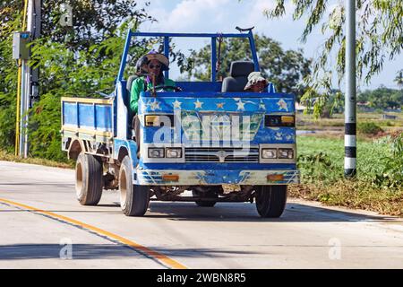 THAILANDIA, DEC 05 2023, un vecchio veicolo industriale senza tetto e senza finestrini sta guidando sulla strada nella Thailandia rurale Foto Stock