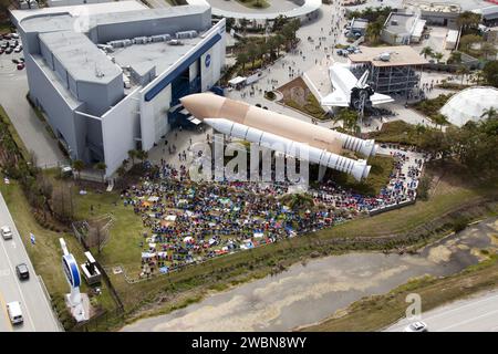 CAPE CANAVERAL, Ban. -- sciami di persone sono al Kennedy Space Center Visitor Complex in Florida per guardare lo Space Shuttle Discovery decollare per la sua ultima missione programmata dal Launch Pad 39A. Il decollo è impostato per le 16:50 EST del 24 febbraio. Discovery e i suoi sei membri dell'equipaggio STS-133 consegneranno il modulo multiuso permanente, ricco di forniture e pezzi di ricambio critici, così come Robonaut 2, l'astronauta umanoide abile, alla stazione spaziale Internazionale. La Discovery, che volerà la sua 39a missione, è programmata per essere ritirata dopo la STS-133. Questo sarà il 133° Space Shu Foto Stock