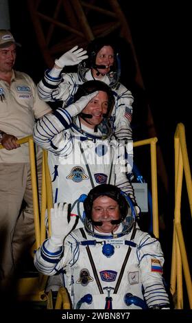 Expedition 24 NASA Flight Engineer Shannon Walker, TOP, Expedition 24 NASA Flight Engineer Doug Wheelock, Center, and Expedition 24 Soyuz Commander Fyodor Yurchikhin Wave addio dal fondo del razzo Soyuz al cosmodromo Baikonur a Baikonur, Kazakistan, mercoledì 16 giugno 2010. Walker, Wheelock e Yurchikhin lanciarono il loro razzo Soyuz TMA-19 dal Cosmodromo di Baikonur in Kazakistan mercoledì 16 giugno 2010 alle 3:35 del mattino Foto Stock