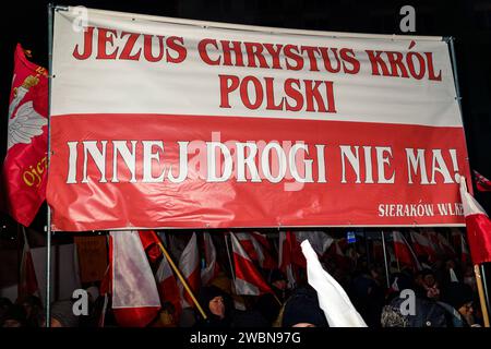 Seguaci di Jaroslaw Kaczynski con uno striscione: Gesù Cristo, re di Polonia, non c'è altra via. Diverse migliaia di seguaci di Kaczynski, portati a Varsavia da autobus dalla PiS, manifestano in difesa dei criminali legalmente condannati, Kaminski e Wasik. Varsavia Polonia Copyright: XMikolajxJaneczekx Foto Stock