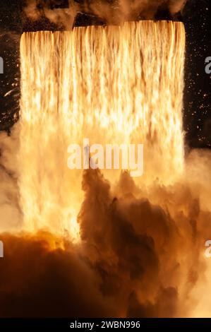 Un razzo SpaceX Falcon Heavy, che trasporta la navicella spaziale Psyche della NASA, esplode dal complesso di lancio 39A del Kennedy Space Center in Florida alle 10:19 EDT di venerdì 13 ottobre 2023. La missione Psyche studierà un asteroide ricco di metalli con lo stesso nome, situato nella fascia principale di asteroidi tra Marte e Giove. Questa è la prima missione della NASA per studiare un asteroide che ha più metallo che ghiaccio o roccia. Cavalcare con Psyche è una dimostrazione tecnologica pionieristica – l’esperimento Deep Space Optical Communications (DSOC) della NASA – che sarà il primo test di comunicazioni laser oltre la Luna. Foto Stock