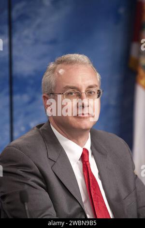 CAPE CANAVERAL, Ban. - I media hanno partecipato a una conferenza stampa pre-lancio al Kennedy Space Center, Flag. Ha sentito Michael Johnson, direttore tecnico della NanoRacks. Il lancio previsto per il 1° marzo in cima a un razzo Falcon 9, la capsula SpaceX Dragon farà il suo terzo viaggio verso la stazione spaziale. La missione è il secondo dei 12 voli SpaceX contratti dalla NASA per rifornire il laboratorio orbitale. Foto Stock